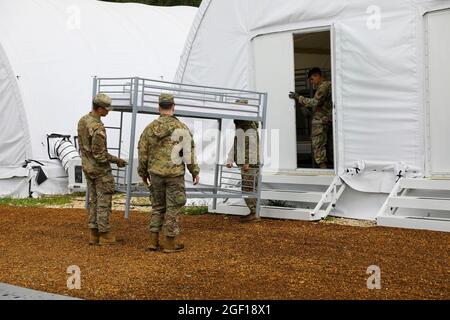 Grafenwoehr, Deutschland. August 2021. US-Soldaten mit der 41. Field Artillery Brigade bauten am 22. August 2021 in Grafenwoehr provisorische Unterkünfte und Betten für afghanische Flüchtlinge auf. Das Ausbildungsgebiet Grafenwoehr wird im Rahmen der Operation Allies Refuge für Evakuierte aus Afghanistan eine vorübergehende Unterkunft bereitstellen. Quelle: Planetpix/Alamy Live News Stockfoto