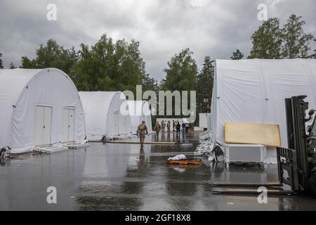 Grafenwoehr, Deutschland. August 2021. US-Soldaten bauten am 22. August 2021 im Ausbildungsgebiet Grafenwoehr in Grafenwoehr provisorische Unterkünfte für afghanische Flüchtlinge auf. Das Ausbildungsgebiet Grafenwoehr wird im Rahmen der Operation Allies Refuge für Evakuierte aus Afghanistan eine vorübergehende Unterkunft bereitstellen. Quelle: Planetpix/Alamy Live News Stockfoto