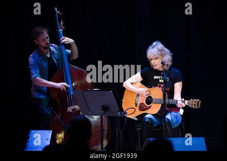 Chrissie Hynde tritt in der Queens Hall in Edinburgh auf, während der ersten eines viertägigen Laufs beim Edinburgh Festival Fringe. Bilddatum: Sonntag, 22. August 2021. Stockfoto