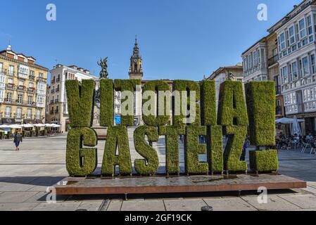 Vitoria Gasteiz, Spanien - 21 Aug 2021: Florales Vitoria Gasteiz-Schild auf der Plaza de la Virgen Blanca. Baskenland, Spanien Stockfoto