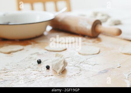 Prozess der Herstellung von süßen Vareniki mit Beeren traditionelle ukrainische Lebensmittel Stockfoto