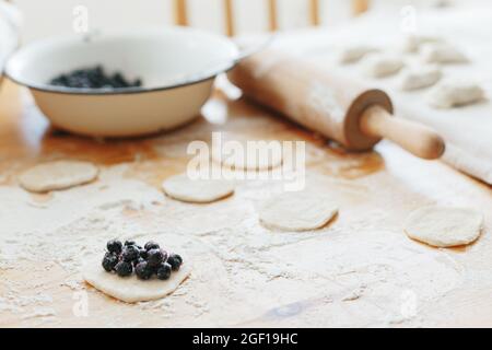 Prozess der Herstellung von süßen Vareniki mit Beeren traditionelle ukrainische Lebensmittel Stockfoto