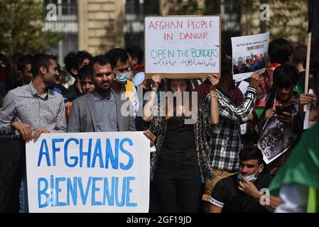 *** KEIN VERKAUF AN FRANZÖSISCHE MEDIEN ODER VERLAGE - RECHTE VORBEHALTEN ***22. AUGUST 2021 - PARIS, FRANKREICH: Hunderte von Afghanen und Franzosen versammeln sich an der Place de la Republique, um gegen die Übernahme Afghanistans durch die Taliban zu protestieren und eine sichere Evakuierung der afghanischen Bevölkerung und ihrer Familie vom Flughafen Kabul zu fordern. Stockfoto