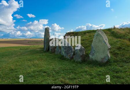 Der wunderschöne alte Stein der frühneolithischen Kammergräber in West Kennet Long Barrow, Teil des Avebury-Weltkulturerbes, Wiltshire, Großbritannien Stockfoto