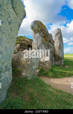 Der wunderschöne alte Stein der frühneolithischen Kammergräber in West Kennet Long Barrow, Teil des Avebury-Weltkulturerbes, Wiltshire, Großbritannien Stockfoto