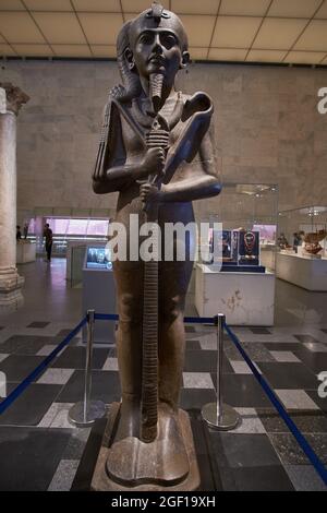 Große Statue von Khonsu (dem alten ägyptischen gott des Mondes) im National Museum of Egyptian Civilization, im Fustat-Viertel im alten Kairo Stockfoto