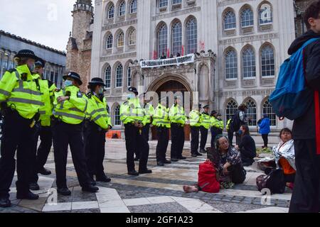 London, Großbritannien. August 2021. Die Polizei bildet eine Absperrung, als sie drei Demonstranten der Extinction Rebellion festnimmt, die während der Eröffnungszeremonie ihrer zweiwöchigen Kampagne „Impossible Rebellion“, die die City of London ins Visier nehmen wird, auf den Eingang von Guildhall kletterten. (Kredit: Vuk Valcic / Alamy Live News) Stockfoto