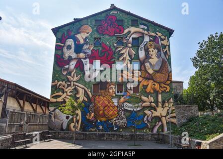 Vitoria Gasteiz, Spanien - 21. August 2021: 'El Triunfo de Vitoria' Street Art Wandbild in der Altstadt von Vitoria Gasteiz Stockfoto