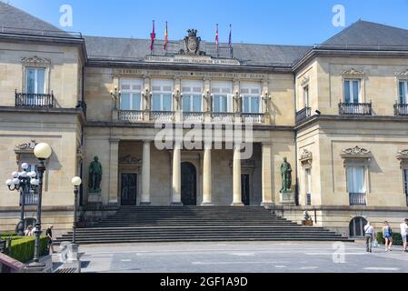 Vitoria-Gasteiz, Spanien - 21. August 2021: Plaza de la Provincia in der Altstadt von Vitora Gasteiz, Avara, Baskenland, Spanien Stockfoto