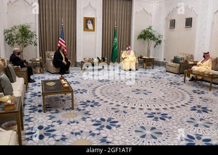 US-Außenminister Mike Pompeo trifft Kronprinz Mohammed bin Salman - Außenminister Michael R. Pompeo trifft Kronprinz Mohammed bin Salman am 22. November 2020 in Neom, Saudi-Arabien. Stockfoto