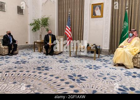 US-Außenminister Mike Pompeo trifft Kronprinz Mohammed bin Salman - Außenminister Michael R. Pompeo trifft Kronprinz Mohammed bin Salman am 22. November 2020 in Neom, Saudi-Arabien. Stockfoto