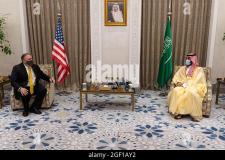 US-Außenminister Mike Pompeo trifft Kronprinz Mohammed bin Salman - Außenminister Michael R. Pompeo trifft Kronprinz Mohammed bin Salman am 22. November 2020 in Neom, Saudi-Arabien. Stockfoto