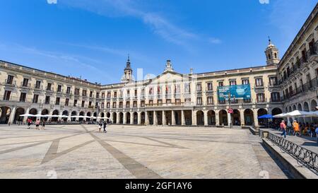 Vitoria-Gasteiz, Spanien - 20. August 2021: Plaza de Espana (oder Plaza La Paz), in der Altstadt von Vitoria Gasteiz, Baskenland, Spanien Stockfoto