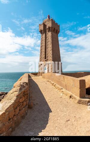 Eine vertikale Aufnahme eines mittleren Ruz-Leuchtturms in Perros-Guirec in Großbritannien, Nordwestfrankreich Stockfoto