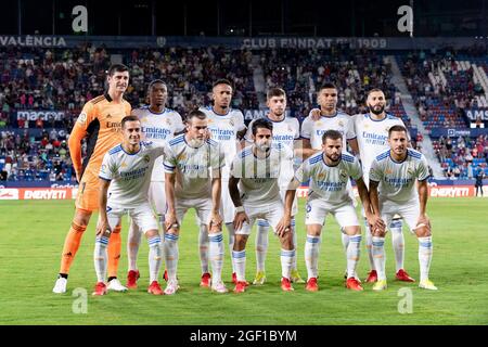 Valencia, Spanien. August 2021. FUSSBALL - LEVANTE UD gegen REAL MADRID Eden Hazard, Karim Benzema, Gareth Bale, Francisco Roman Alarcon Suarez (isco), Carlos Henrique Venancio Casemiro, Federico Valverde, Lucas Vazquez, Jose Ignacio Fernandez Iglesias (Nacho), Eder Militao, David Alaba, Thibaut Courtois von Real Madrid im Einsatz während der Spanischen Liga, La Liga Fußballspiel zwischen Levante und Real Madrid am 22. August 2021 im Stadion Ciutat de Valencia in Valencia, Spanien. Foto: Xisco Navarro Quelle: CORDON PRESS/Alamy Live News Stockfoto