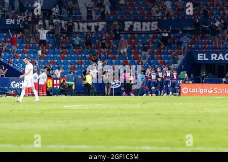 Valencia, Spanien. August 2021. FUSSBALL - LEVANTE UD gegen REAL MADRID Roger Marti von Levante in Aktion während der Spanischen Liga, La Liga, Fußballspiel zwischen Levante und Real Madrid am 22. August 2021 im Stadion Ciutat de Valencia in Valencia, Spanien. Foto: Xisco Navarro Quelle: CORDON PRESS/Alamy Live News Stockfoto