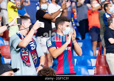 Valencia, Spanien. August 2021. FUSSBALL - LEVANTE UD gegen ECHTE MADRID-Fans von Levante während der Spanischen Liga, La Liga, Fußballspiel zwischen Levante und Real Madrid am 22. August 2021 im Ciutat de Valencia Stadion in Valencia, Spanien. Foto: Xisco Navarro Quelle: CORDON PRESS/Alamy Live News Stockfoto