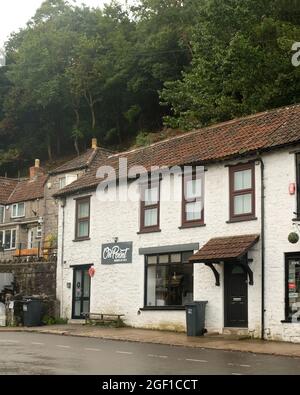 August 2021 - Cheddar Gorge und Geschäfte Stockfoto