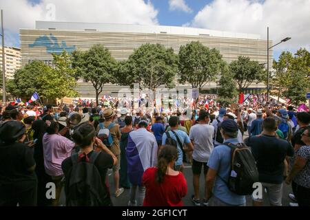 Demonstranten versammeln sich vor dem IHU (Institut Hospitalo-Universitaire Méditerranéen des Infections de Marseille) zur Unterstützung von Professor Raoult während der Demonstration gegen den Gesundheitspass in Marseille.Tausende von Menschen demonstrieren gegen den Gesundheitspass in Marseille, Frankreich. Der französische Präsident Emmanuel Macron kündigte unter den neuen Anti-Covid-19-Maßnahmen einen „Gesundheitsausweis“ an, der notwendig sein wird, um Café-Terrassen, Restaurants, Kinos, Theater und andere Kultur- und Freizeitangebote zu besuchen, um die Ausbreitung des Covid-19-Virus einzudämmen. Stockfoto