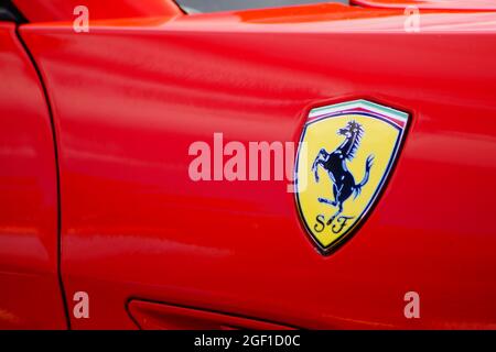 Wunderbares rotes Auto in Paris Stockfoto