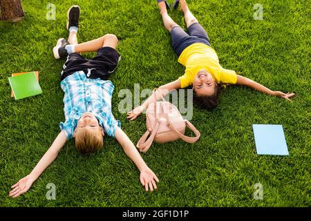 Portrait von begeistert Grundschüler auf dem Spielfeld in den Pausen Stockfoto