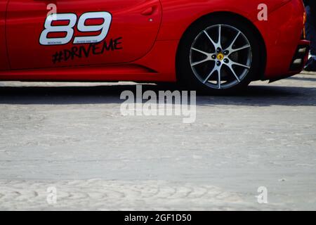 Wunderbares rotes Auto in Paris Stockfoto