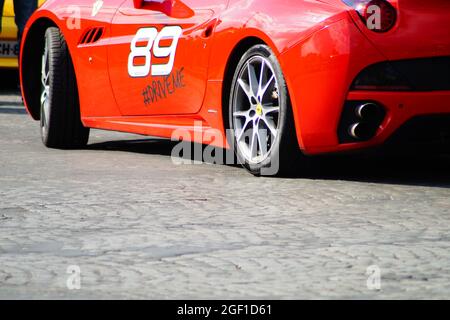 Wunderbares rotes Auto in Paris Stockfoto