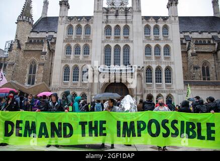 London, England, Großbritannien 22. August 2021 die Rebellion des Aussterbens die Demonstranten eröffnen zwei Wochen lang eine Aktion, indem sie die Guildhall im Zentrum Londons bestiegen. Fünf Demonstranten wurden wegen Verschwörung zur Verursacher von Straftaten verhaftet, die drei aus dem Guildhall wegen Strafschadens. Der Fokus auf die Ko-Befreiung unterstreicht die Zusammenarbeit zwischen Extinction Rebellion und Black Lives Matter Credit: Denise Laura Baker/Alamy Live News Stockfoto