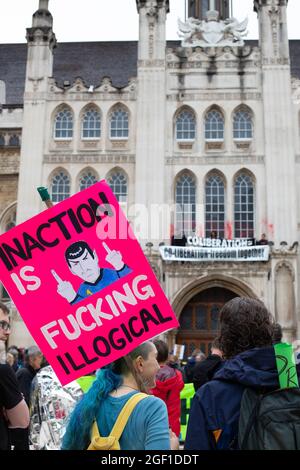 London, England, Großbritannien 22. August 2021 die Rebellion des Aussterbens die Demonstranten eröffnen zwei Wochen lang eine Aktion, indem sie die Guildhall im Zentrum Londons bestiegen. Fünf Demonstranten wurden wegen Verschwörung zur Verursacher von Straftaten verhaftet, die drei aus dem Guildhall wegen Strafschadens. Der Fokus auf die Ko-Befreiung unterstreicht die Zusammenarbeit zwischen Extinction Rebellion und Black Lives Matter Credit: Denise Laura Baker/Alamy Live News Stockfoto