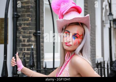 London, Großbritannien. 21. August 2021. Das Modell besucht eine Flash Mob Modenschau in St. James’s für den Designer Pierre Garroudi. Quelle: Waldemar Sikora Stockfoto