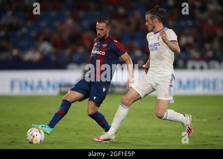 Valencia, Spanien. August 2021. Nemanja Radoja von Levante UD im Einsatz mit Gareth Bale von Real Madrid während des Liga-Spiels zwischen Levante UD und Real Madrid im Estadio Ciudad de Valencia in Valencia, Spanien. Bild: DAX Images/Alamy Live News Stockfoto