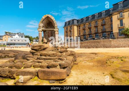 Blick auf die Ruinen von Saint Guirec Perros in der Bretagne, Frankreich Stockfoto