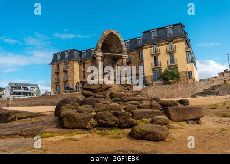 Blick auf die Ruinen von Saint Guirec Perros in der Bretagne, Frankreich Stockfoto