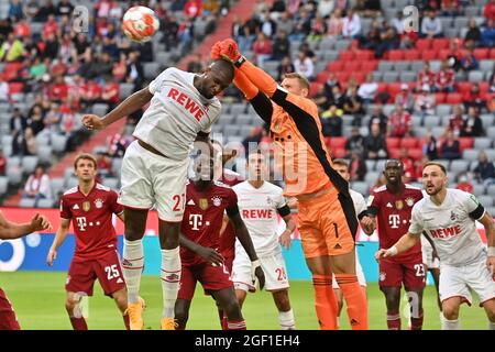 München, Deutschland. August 2021. Manuel NEUER (Torwart FC Bayern München) pariert den Ball vor Anthony MODESTE (1. FC Köln), Strafraumszene. Action, Parade. Fußball 1. Bundesliga-Saison 2021/2022, 2. Spieltag, Spieltage02 FC Bayern München-1. FC Köln 3-2 am 08/22/2021, ALLIANZARENA München. Kredit: dpa/Alamy Live Nachrichten Stockfoto