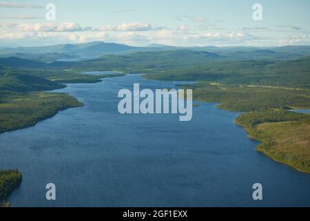 Eyriel Blick auf Kiruna Wildnis aus dem Hubschrauber mit großem See in der Mitte des Waldes im hohen Norden von Schwedisch Lappland mit höheren Gipfeln in der Stockfoto