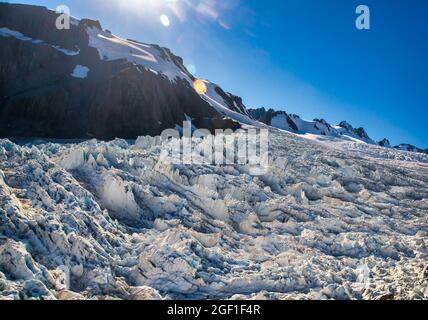 Alpine Aussicht auf einen herrlichen Südalpen-Gletscher hoch in den Berggipfeln Stockfoto