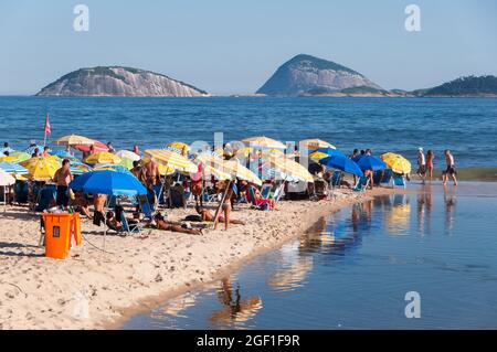 RIO DE JANEIRO, BRASILIEN - 27. MÄRZ 2016: Menschen genießen ein sonniges Wochenende am überfüllten Strand von Ipanema. Stockfoto