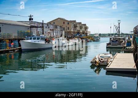 Ein Pier gefüllt mit Hummerfallen und ein altes Gebäude, alter Hafen, in Portland, Maine. Stockfoto