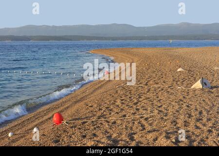 Der Strand Zlatni Rat (oft als Goldenes Kap oder Goldenes Horn bezeichnet) in Bol (Insel Brac), Kroatien an einem schönen Sommermorgen Stockfoto