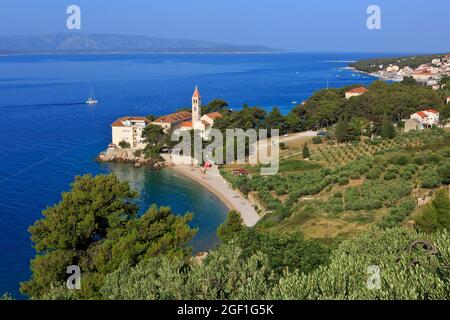 Das Dominikanerkloster aus dem 15. Jahrhundert auf der Halbinsel Glavica in Bol (Insel Brac), Kroatien an einem schönen Sommertag Stockfoto