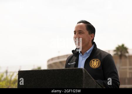 Imperial Beach, Kalifornien, USA. August 2021. Der Bürgermeister von San Diego, Todd Gloria, spricht am 22. August 2021 anlässlich des 50-jährigen Bestehens des Friendship Parks. Das eigentliche Jubiläum war der 18. August. Der Friendship Park ist ein bi-nationaler Park, der die Grenze zwischen den Vereinigten Staaten und Mexiko überspannt, aber durch die Grenzzäune gespalten ist. Der Park wurde 1971 von First Lady Pat Nixon eingeweiht. Auf der amerikanischen Seite war der Zugang zu einem schmalen Streifen von beschränktem Bundesland, das an die Grenze grenzt, an den Wochenenden von der US-Grenzpolizei für begrenzte Stunden erlaubt, aber die Personalbeschränkungen haben es verhindert Stockfoto