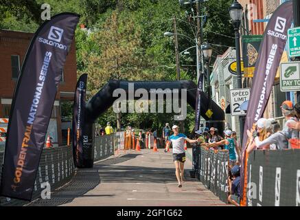 Manitou Springs, Colorado, USA. 22. August 2021: Darren Thomas, Läufer von Colorado Springs, würdigt die Rennfans, als er sich dem Ziel des Pikes Peak Marathon, Manitou Springs, Colorado, nähert. Quelle: Cal Sport Media/Alamy Live News Stockfoto