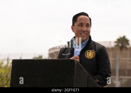 Imperial Beach, Kalifornien, USA. August 2021. Der Bürgermeister von San Diego, Todd Gloria, spricht am 22. August 2021 anlässlich des 50-jährigen Bestehens des Friendship Parks. Das eigentliche Jubiläum war der 18. August. Der Friendship Park ist ein bi-nationaler Park, der die Grenze zwischen den Vereinigten Staaten und Mexiko überspannt, aber durch die Grenzzäune gespalten ist. Der Park wurde 1971 von First Lady Pat Nixon eingeweiht. Auf der amerikanischen Seite war der Zugang zu einem schmalen Streifen von beschränktem Bundesland, das an die Grenze grenzt, an den Wochenenden von der US-Grenzpolizei für begrenzte Stunden erlaubt, aber die Personalbeschränkungen haben es verhindert Stockfoto