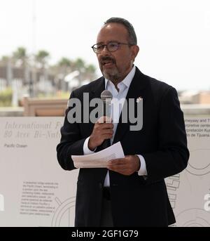 Imperial Beach, Kalifornien, USA. August 2021. Botschafter Carlos GonzÃ¡lez Gutiérrez, Generalkonsul von Mexiko in San Diego, spricht anlässlich des 50. Jahrestages des Friendship Park am 22. August 2021. Das eigentliche Jubiläum war der 18. August. Der Friendship Park ist ein bi-nationaler Park, der die Grenze zwischen den Vereinigten Staaten und Mexiko überspannt, aber durch die Grenzzäune gespalten ist. Der Park wurde 1971 von First Lady Pat Nixon eingeweiht. Auf der amerikanischen Seite wurde der Zugang zu einem schmalen Streifen von eingeschränktem Bundesland, das an die Grenze grenzt, an den Wochenenden von der US-Grenze für begrenzte Stunden erlaubt Stockfoto