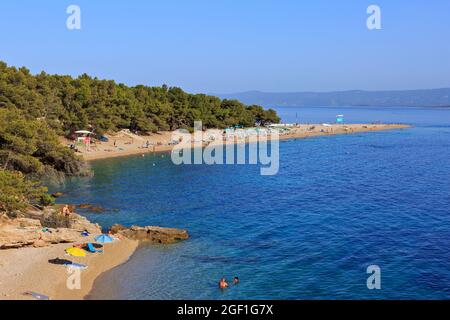 Der Strand Zlatni Rat (oft als Goldenes Kap oder Goldenes Horn bezeichnet) in Bol (Insel Brac), Kroatien an einem schönen Sommernachmittag Stockfoto