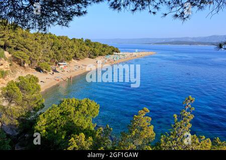 Der Strand Zlatni Rat (oft als Goldenes Kap oder Goldenes Horn bezeichnet) in Bol (Insel Brac), Kroatien an einem schönen Sommernachmittag Stockfoto