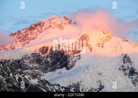 Morgenlicht auf der Ostwand des Mount Sefton und Tuckett Glacier, Aoraki Mount Cook National Park Stockfoto