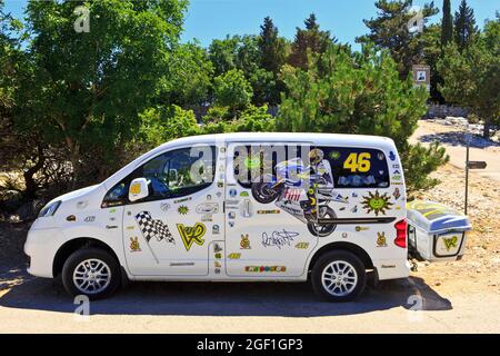 Ein tschechischer Minivan, der mit Aufklebern des 9-fachen MotoGP-Weltmeisters Valentino Rossi (1979) auf Bol (Insel Brac), Kroatien, geschmückt ist Stockfoto