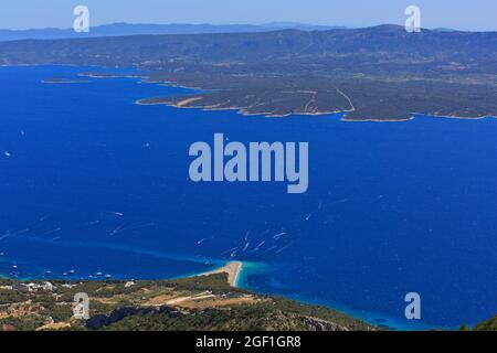 Panoramablick auf den Strand Zlatni Rat (oft auch als Goldenes Kap oder Goldenes Horn bezeichnet) in Bol (Insel Brac), Kroatien an einem schönen Sommernachmittag Stockfoto