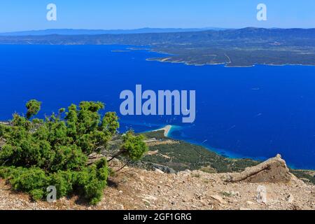 Panoramablick auf den Strand Zlatni Rat (oft auch als Goldenes Kap oder Goldenes Horn bezeichnet) in Bol (Insel Brac), Kroatien an einem schönen Sommernachmittag Stockfoto